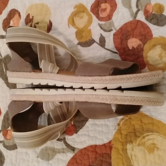 Sorel taupe white size 8 women flat sandals - Picture 5 of 5